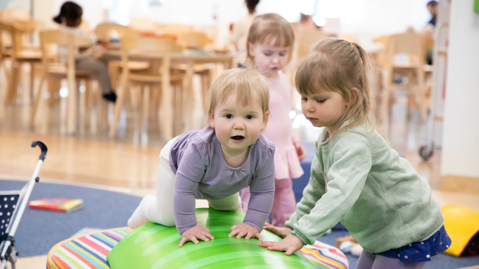 Barn som leker på öppen förskola.