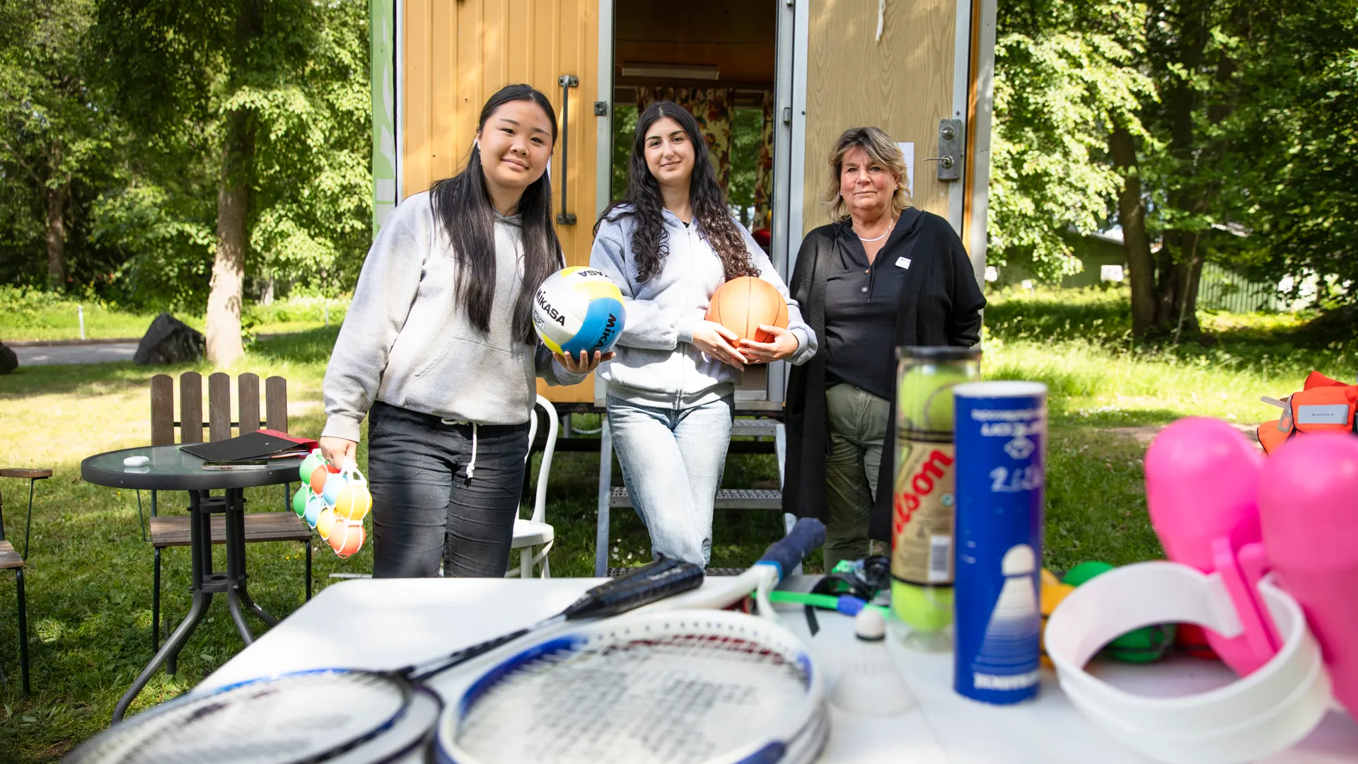 En grupp kvinnor som står bredvid varandra med tennisracketar i händerna.