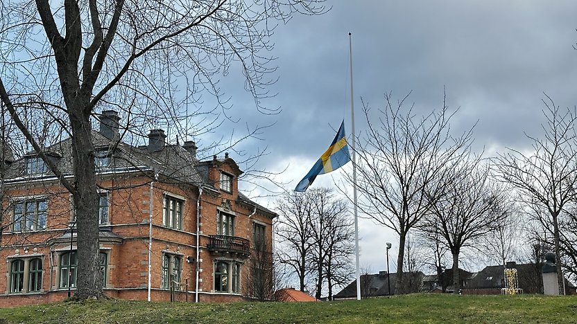 En svensk flagga hissad på halv stång utanför stadshuset