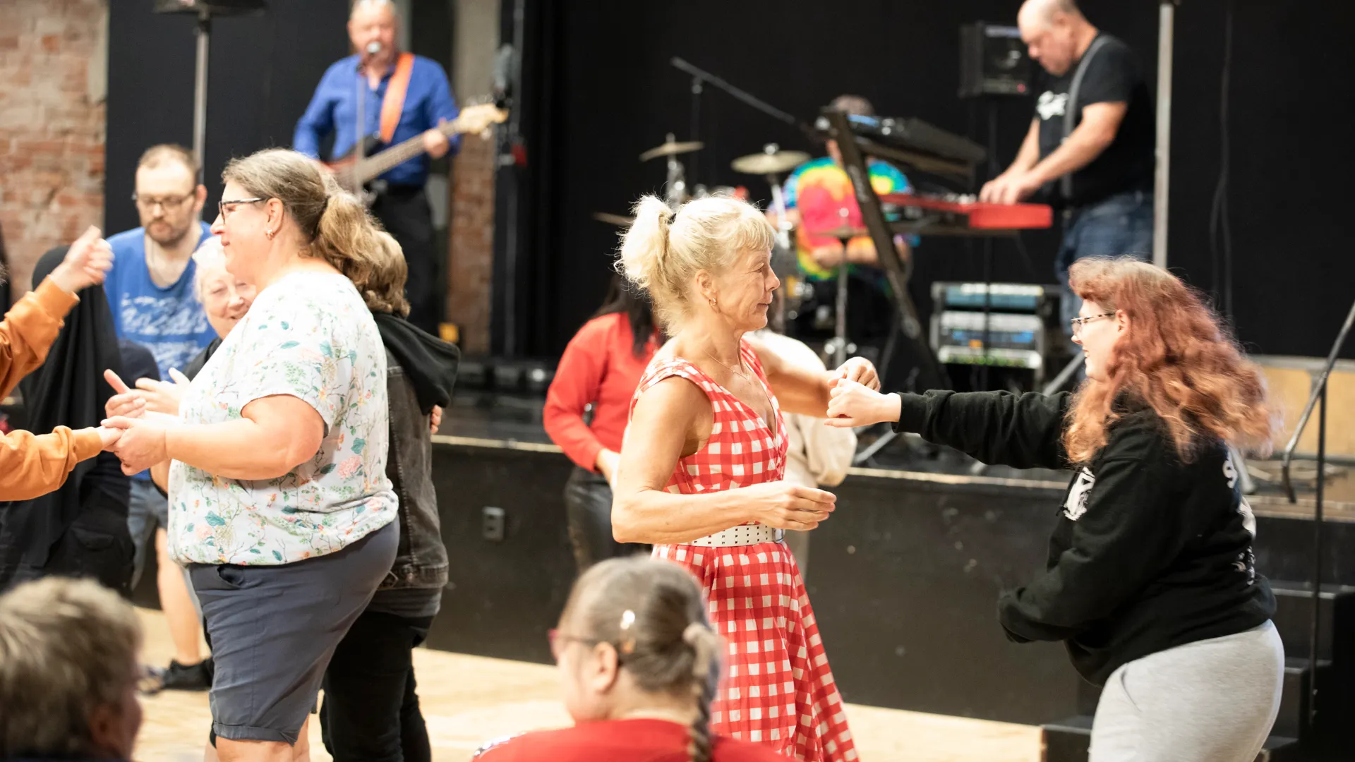 Personer som dansar