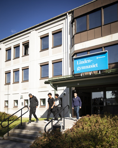 Elever utanför en gymnasieskola