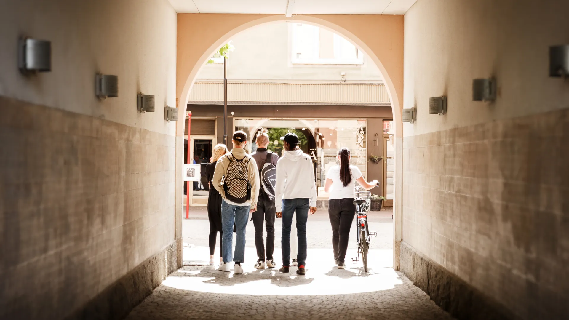 En grupp människor som går längs en korridor.
