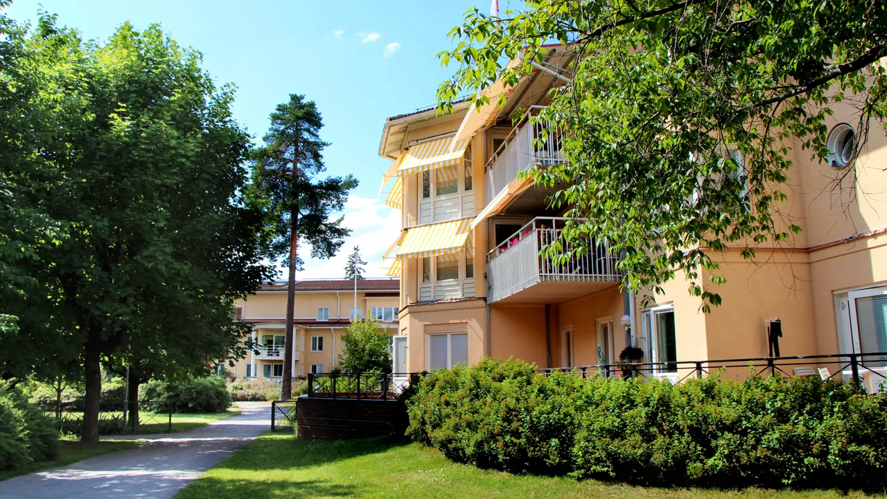 Ett flerbostadshus med balkonger och balkonger på balkongerna.