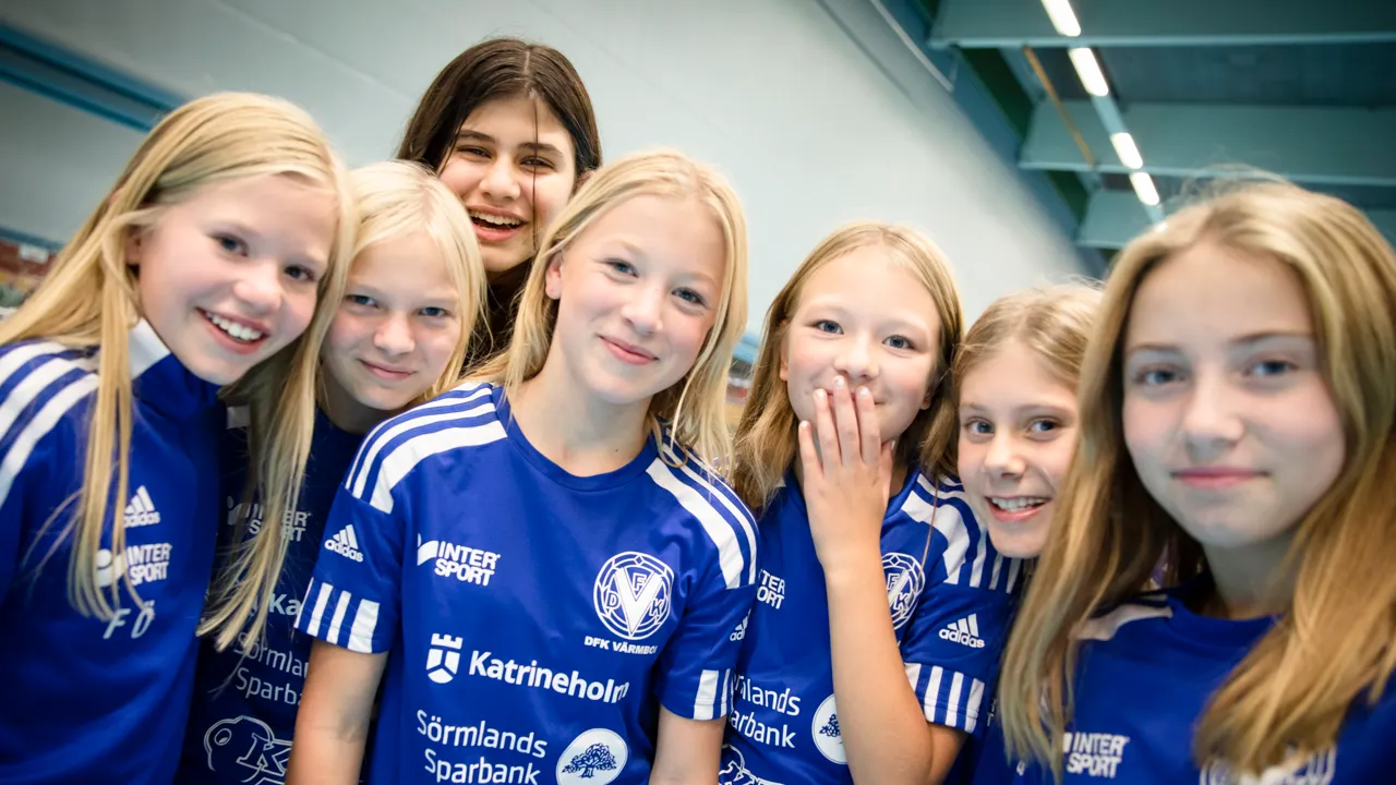 En grupp unga flickor som står bredvid varandra.