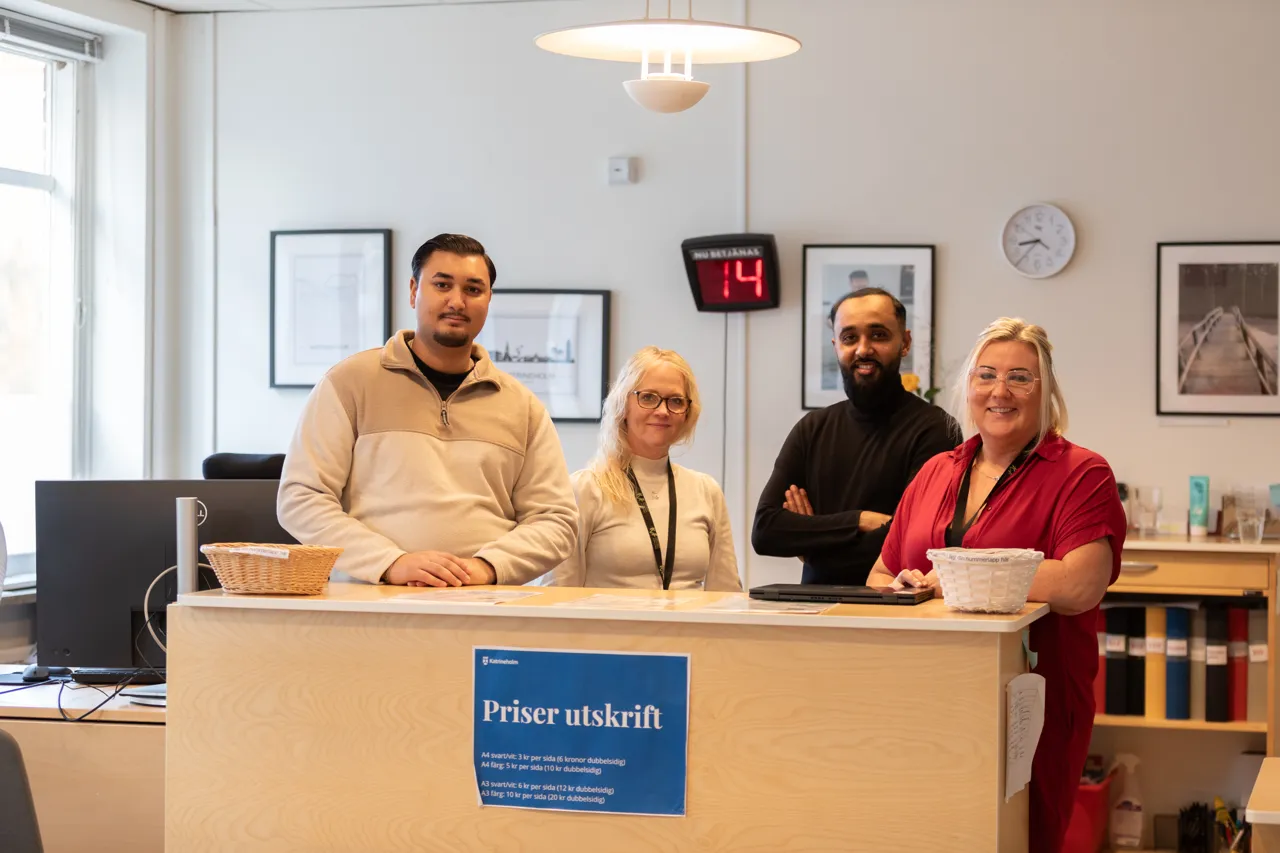 kontaktcenter, personal välkomnar dig från disken