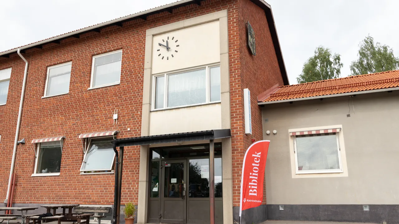 En byggnad med en klocka på fasaden.