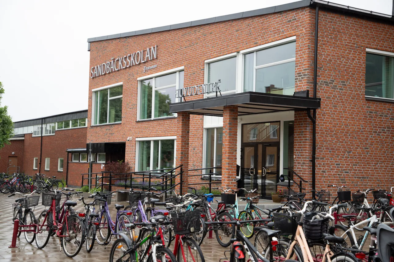 Sandbäcksskolan entré.