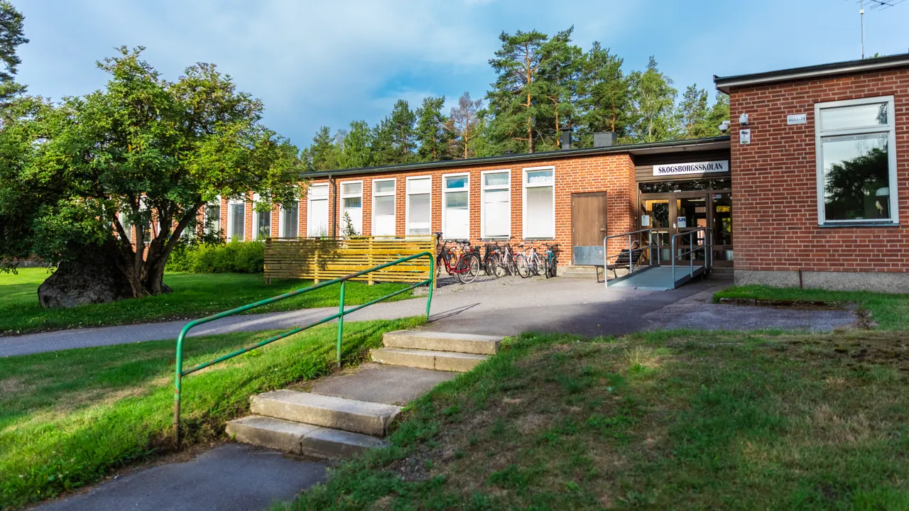 En tegelbyggnad med en trappa som leder upp till den.