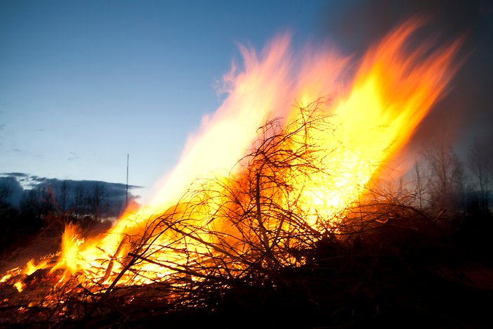 En valborgsbrasa med stora lågor