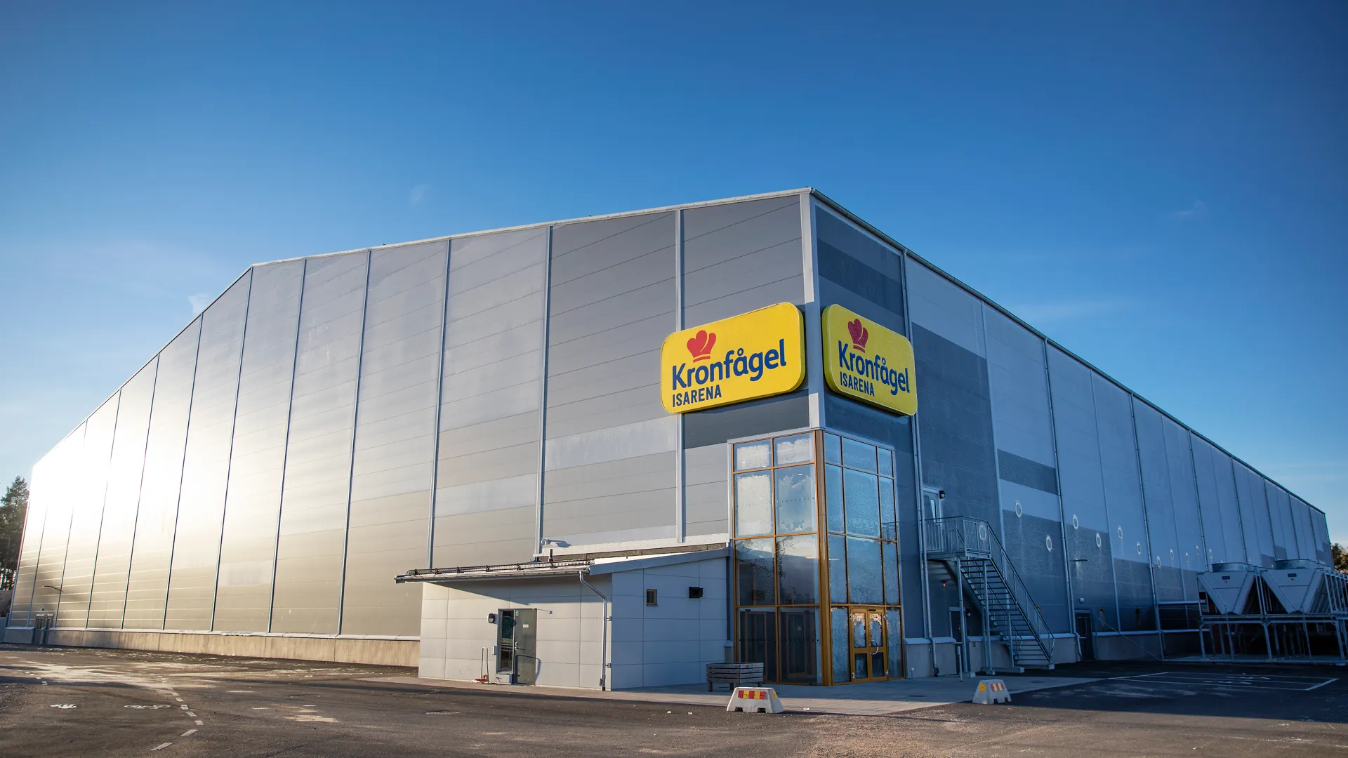 En stor byggnad med en skylt på framsidan.