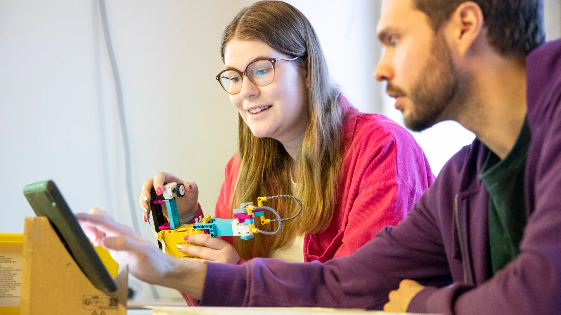 Några personer som tittar på en bärbar dator.
