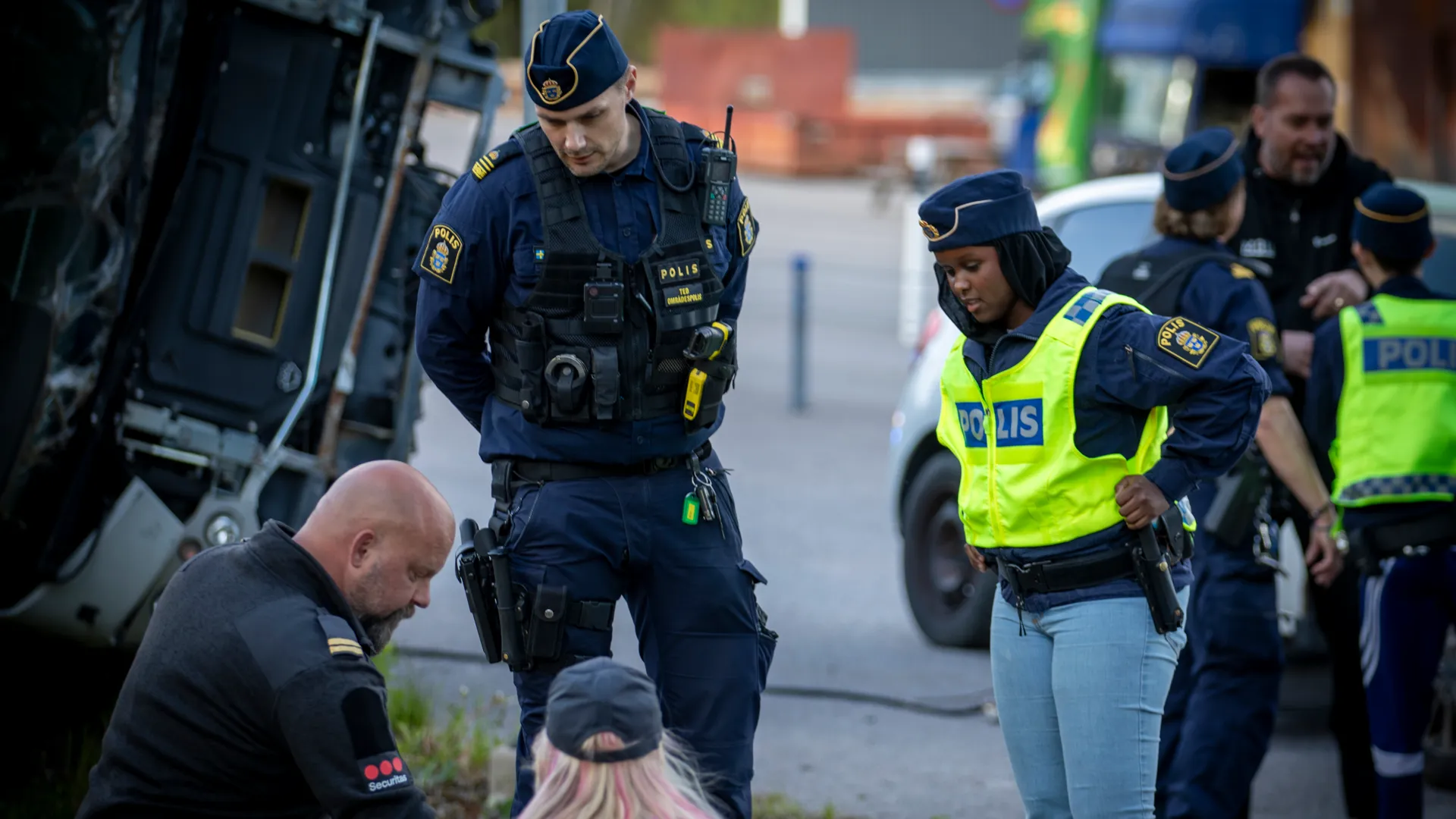 Personer i polisuniform.