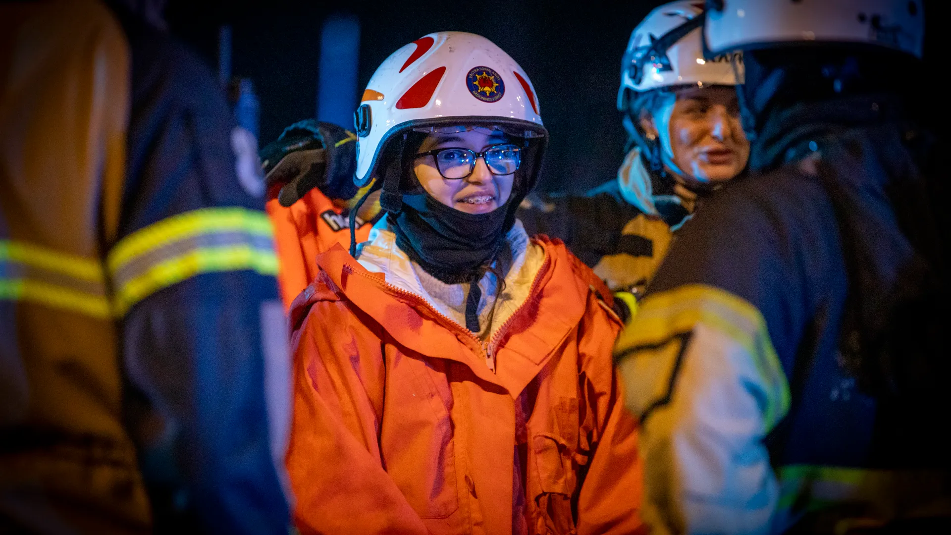 En grupp brandmän som står i en ring.