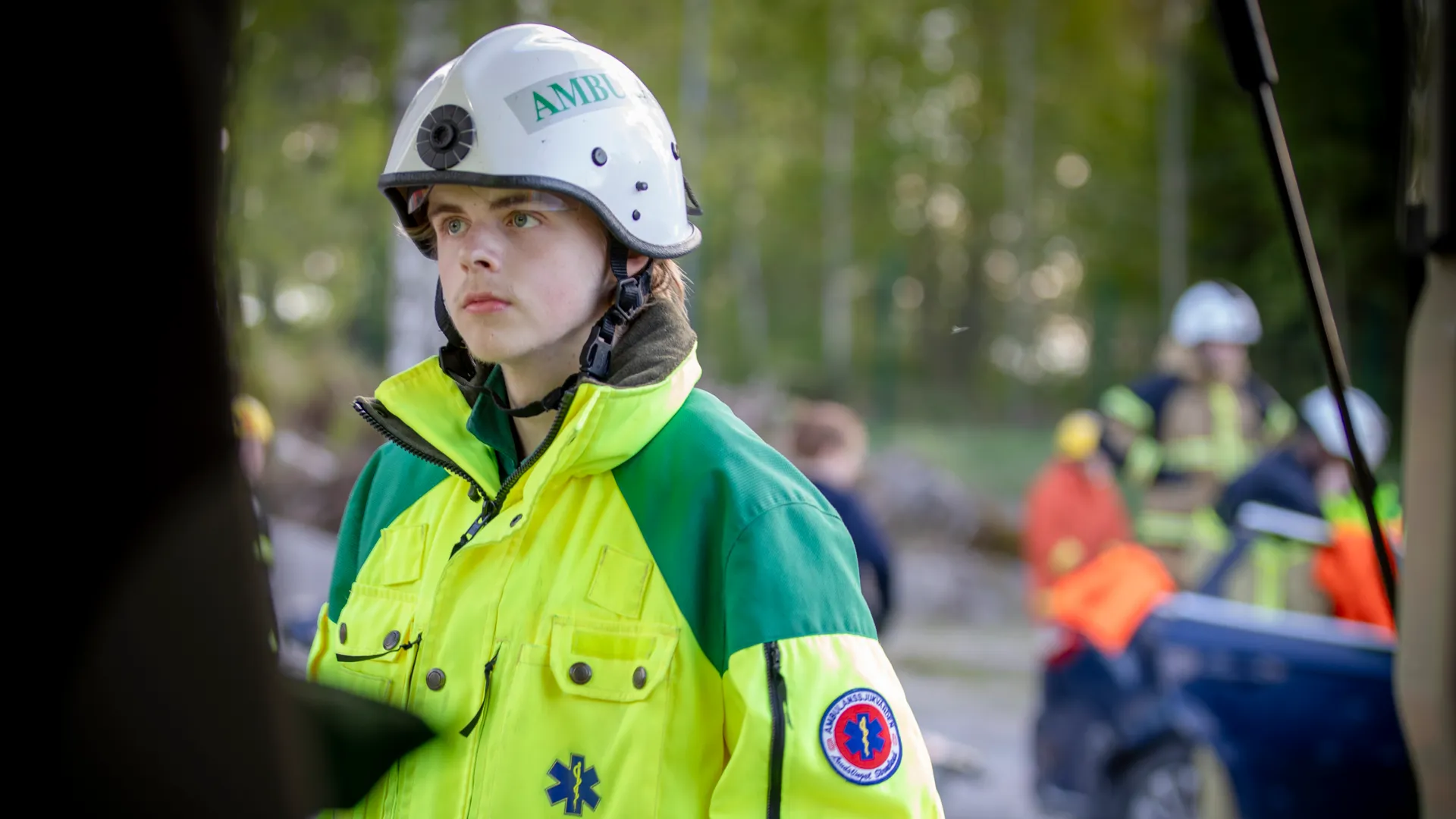 En person klädd i en reflexväst och en hjälm.