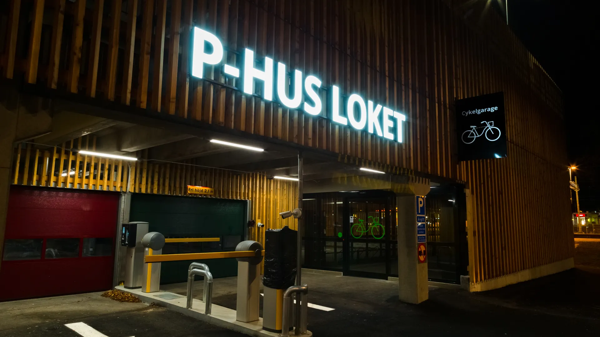 Parkeringshuset Lokets fasad och skylt.