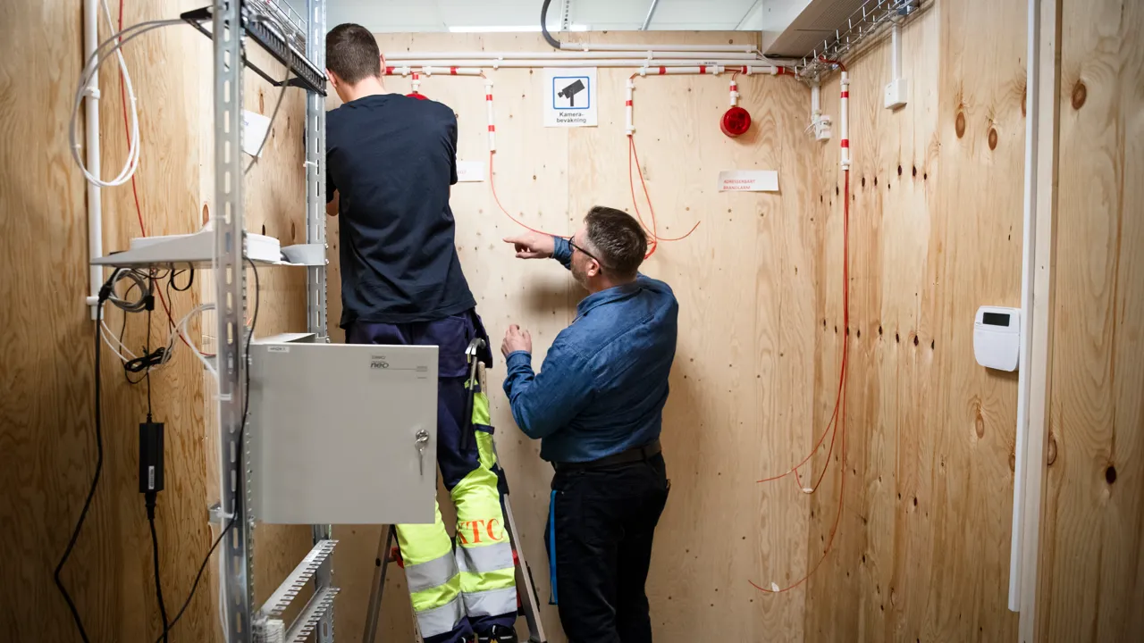 Elever som skruvar med elektronik.