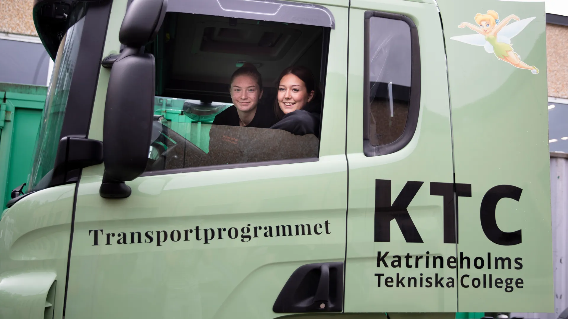 Unga personer som är i en bilverkstad.