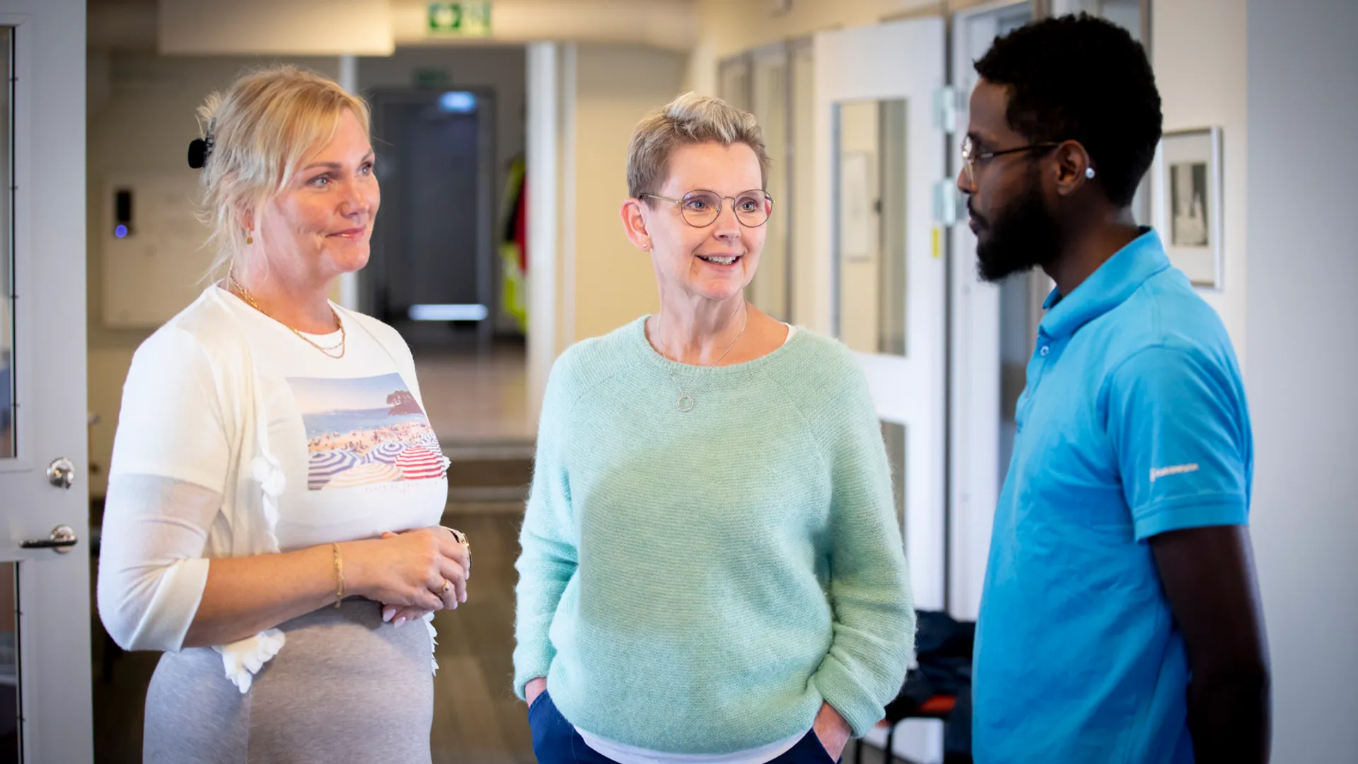 En grupp människor som står i en korridor.