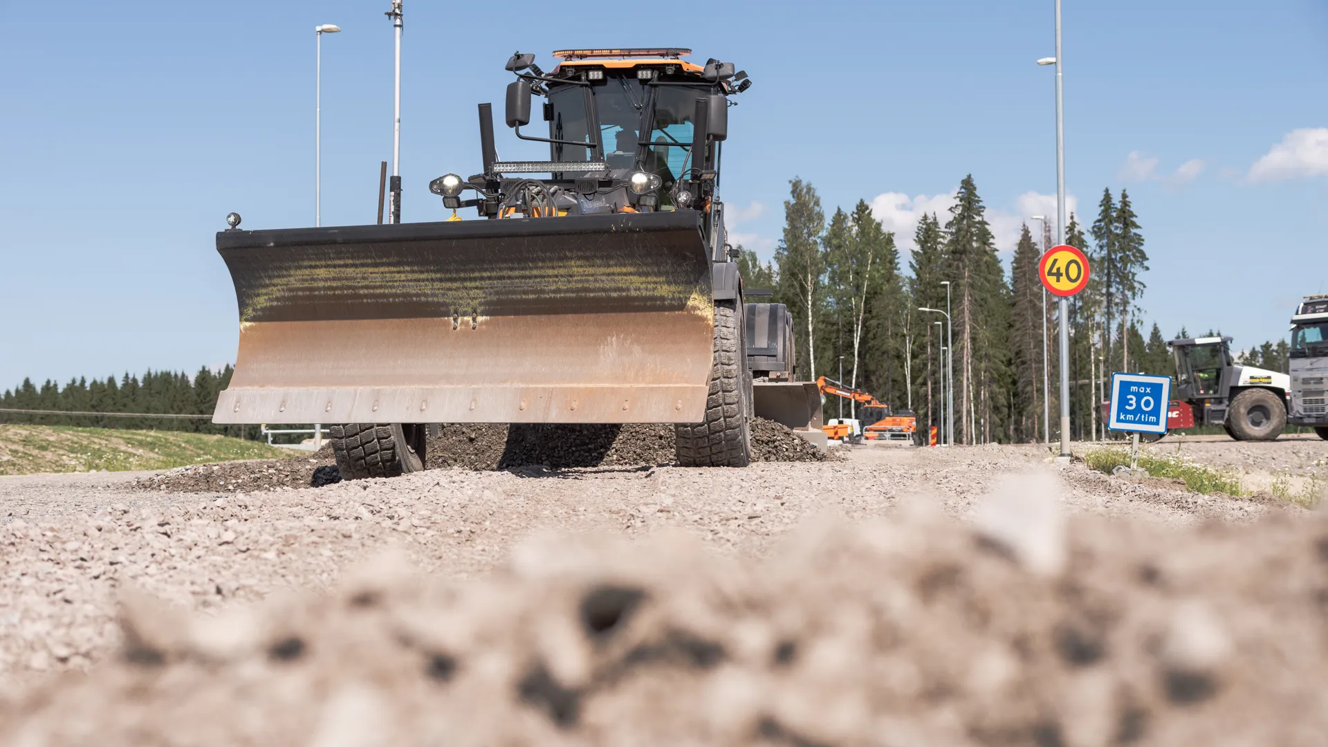 En bulldozer står parkerad vid sidan av vägen.