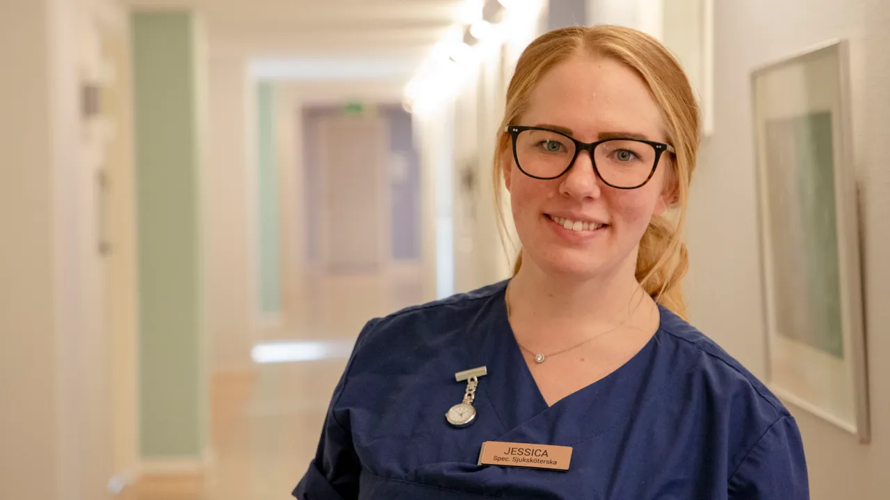 En kvinnlig sjuksköterska med blåa arbetskläder