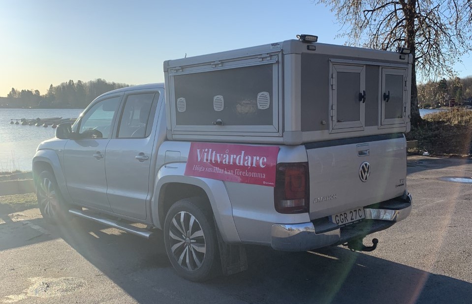 När vår viltvårdare är ute på uppdrag finns en stor rosa dekal på bilen. Foto: Björn Granquist 