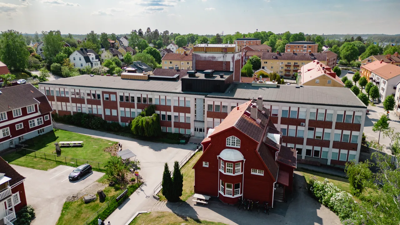 En flygbild av en röd byggnad med många fönster.