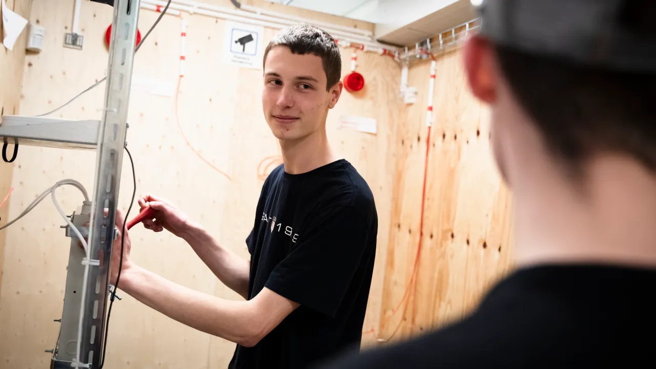 Elever som skruvar med elektronik.