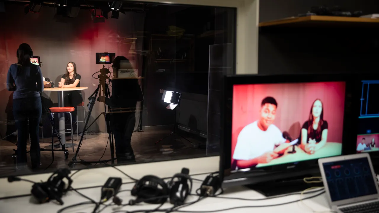 Elever arbetar i en studio.
