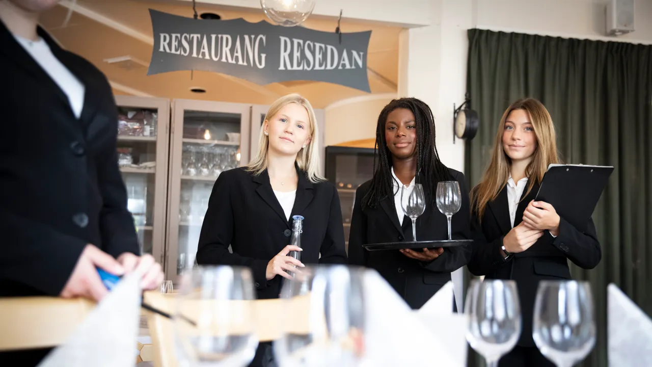 Elever som visar serviceyrken.