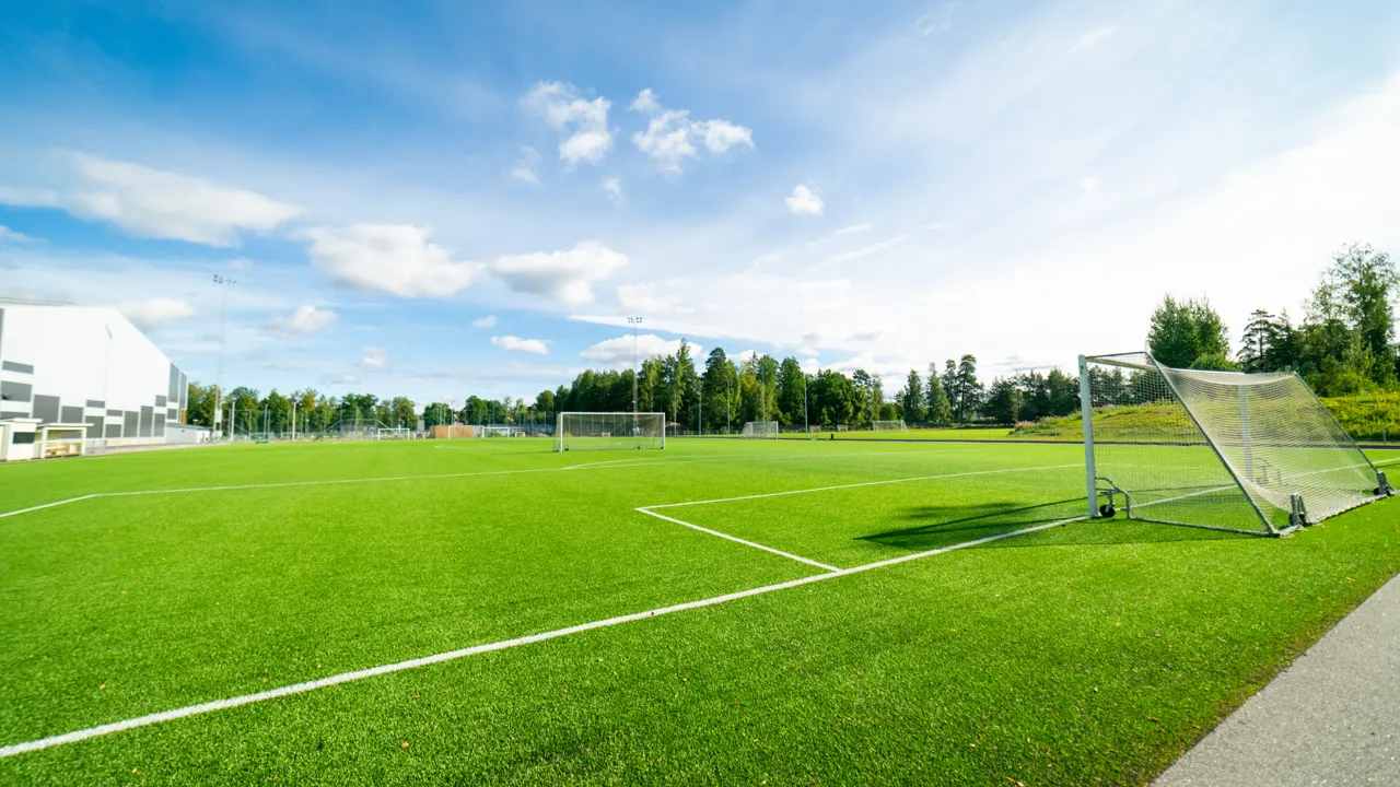 En fotbollsplan med ett mål och ett fotbollsnät.
