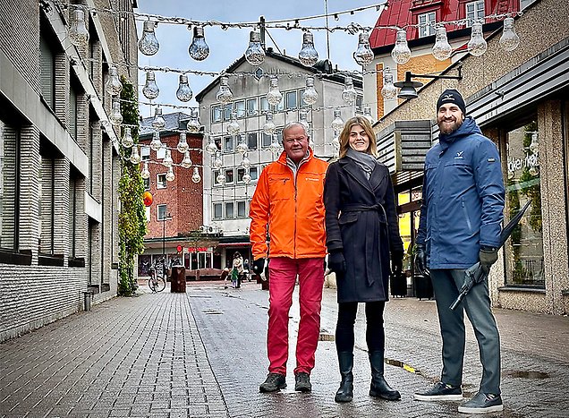 På bild. Håkan Stenström, Therese Larsson projektledare Citysamverkan och Pierre Lundberg områdeschef på Victoriahem.