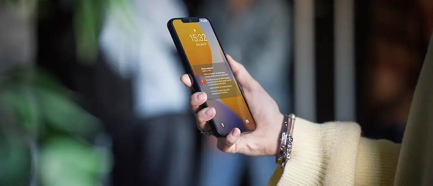 Hand som håller i en mobiltelefon med SE-Alert på skärmen.