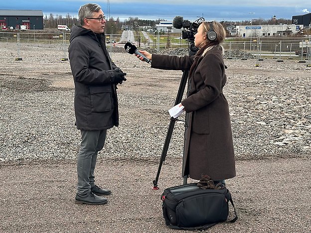 Johan Söderberg intervjuas av SVT under första spadtaget för Återbruket, ett av kommunens viktiga utvecklingsprojekt de kommande åren.
