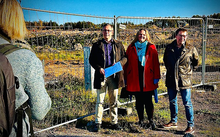Johan Söderberg, Marie Bergeås mark- och exploateringschef, och Christer Sundqvist framför kameran då de presenterade den "goda" nyheten om Maxs planer i Katrineholm.