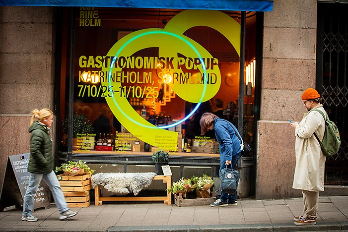 Mitt i Götgatsbacken stannar förbipasserande till – nyfikna på Katrineholms gastronomiska popup och dofterna från Sörmland.