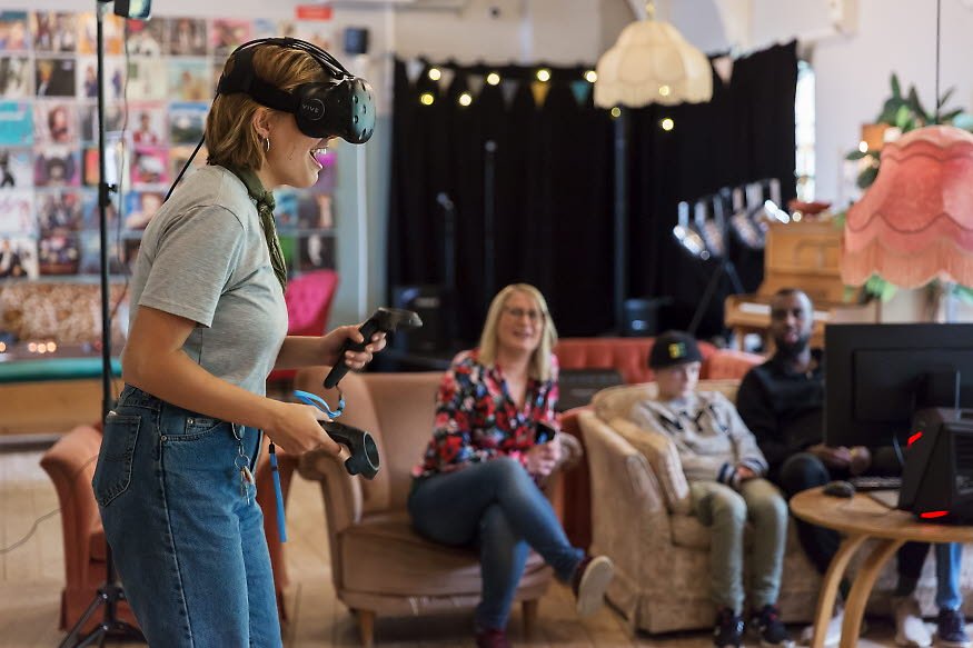 En tjej spelar spel med VR-glasögon på Perrongen. Foto: Alexandra Ydevall