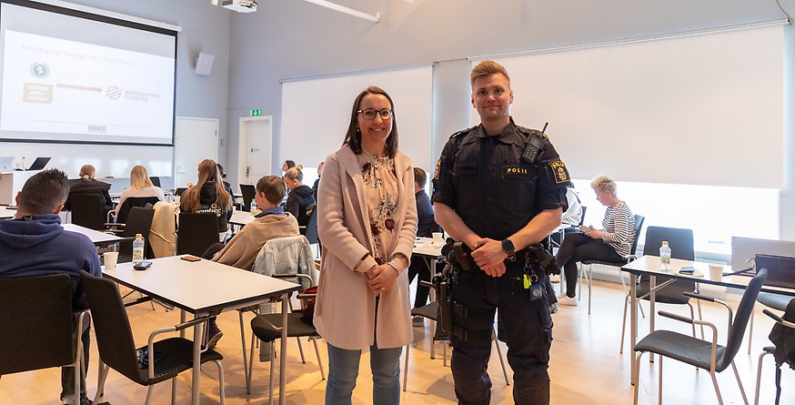 Karin Nordén, kommunstrateg och Tobias, dopingkontakt Polisen i Katrineholm.