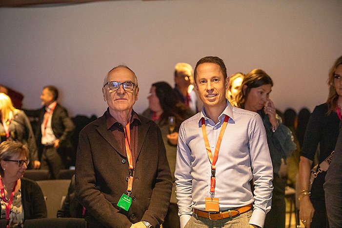 Kurt Aldén och Martin Carlshamre från Swedboard berättar om företagets expansiva utveckling i Katrineholm och visar upp sina återvinningsbara material för deltagarna.