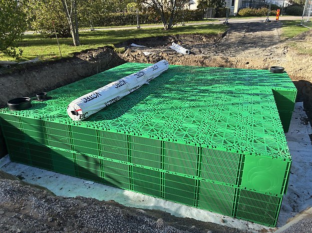 lod-lösning kallad stormbox, en stor platslåda för att samla vatten