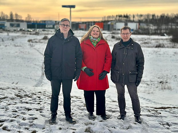 Johan Söderberg, Marie Bergeås och Christer Sundqvist framför markområdet väster om ST1, där Mister York planerar sin etablering.