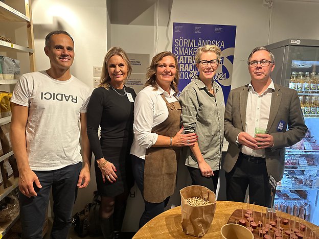 Johan Söderberg (S), kommunstyrelsens ordförande Katrineholms kommun t.h. tillsammans med aktörer på popupen och till vänster, Amilcare Astone grundare av Radici Fotograf/Källa: Katrineholms kommun