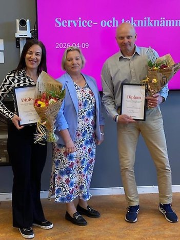 vinnare idépriset 2025, Ida till vänster, Anneli som är prisutdelare i mitten och Håkan till höger.