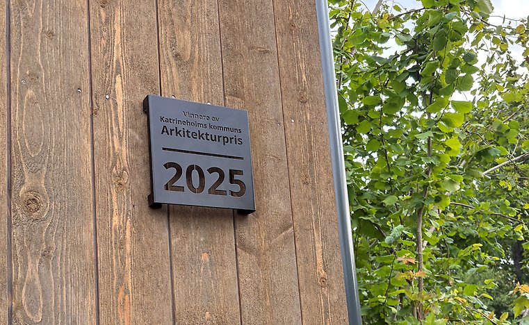 Plakett uppsatt på fasaden