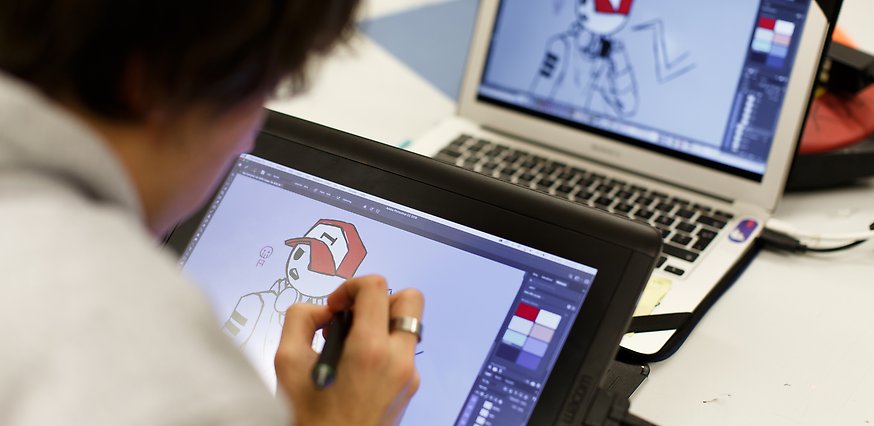 En elev animerar med dator och animationsplatta.