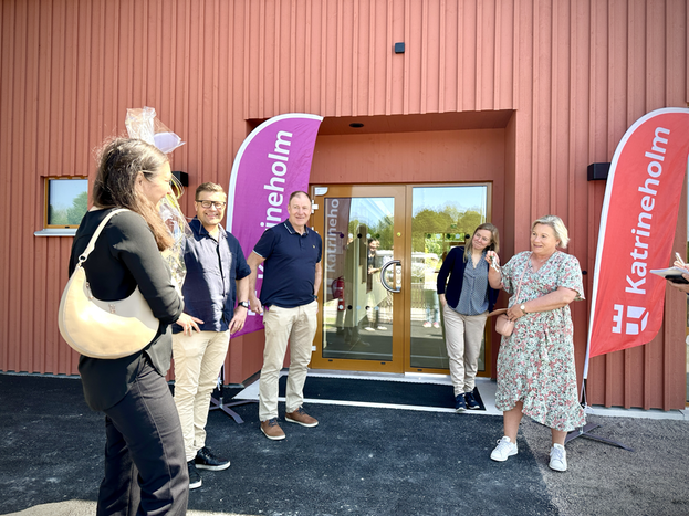 Nalan Ilhan, Patrik Carlsson, Peter Kihlström, Karin Engvall och Anneli Hedberg (S) vid nyckelöverlämningen.