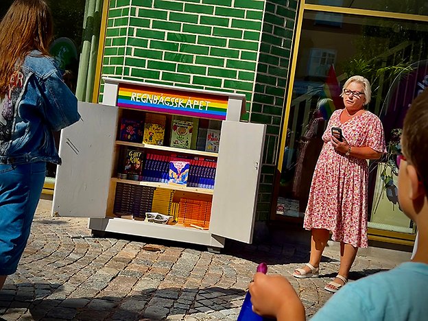 Anneli Hedberg (S) vid bokskåpet som är Katrineholms bidrag till Pride 2026.
