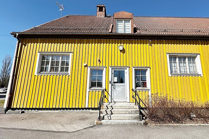 En gul träbyggnad. 