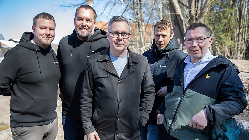 De personer som uttalar sig artikeln syns på en bild. De står vid en grafittimålad mur med en vit byggnad i bakgrunden.