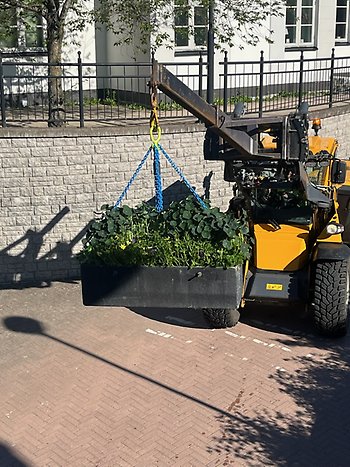 Lyft av blomlåda med lyftöglor