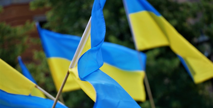Ukrainska flaggor vajar i vinden.